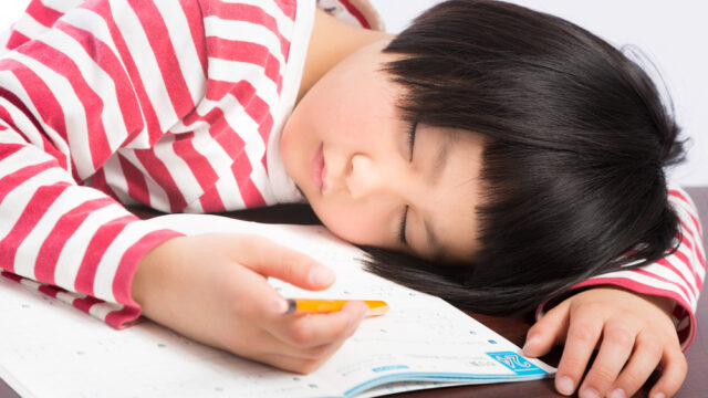宿題をしながら居眠りする子供_186