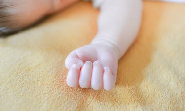 Pak_新生児のムチムチの右手