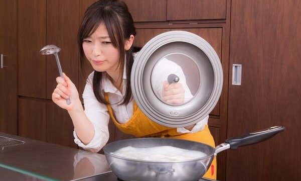台所で料理を始めている女性